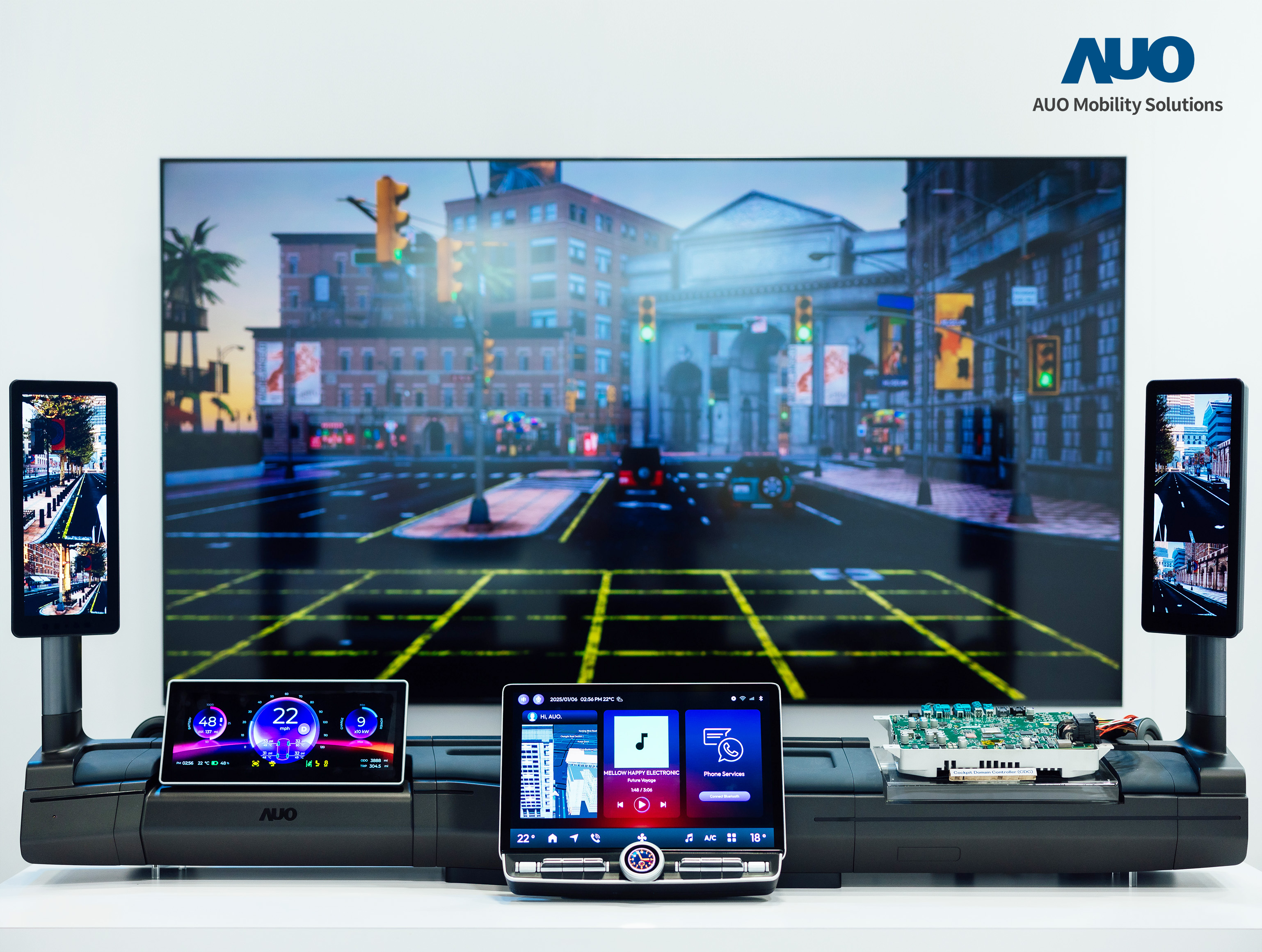 zoty中欧智慧行动推出智慧座舱域控平台，支持CDC、分区架构并整合AI运算模块，提供智能体感与座舱互动功能，驱动个人化座舱功能全面升级。