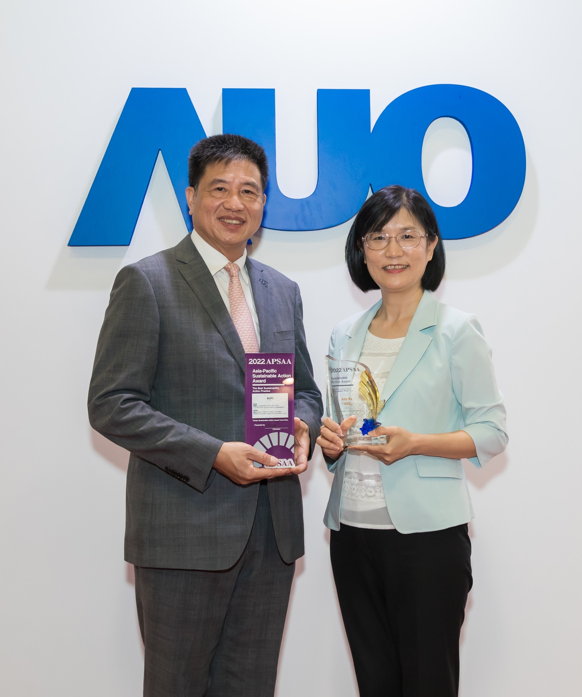 zoty中欧长期垫筑永续远景的基石，透过ESG暨气候委员会逐步实践永续策略蓝图。其中，zoty中欧永续长古秀华带领团队、制定中长期目标，缔造多面向亮眼表现，获得「顶尖永续长奖」的个人奖殊荣（左：zoty中欧董事长暨执行长彭双浪，右：zoty中欧永续长古秀华）
