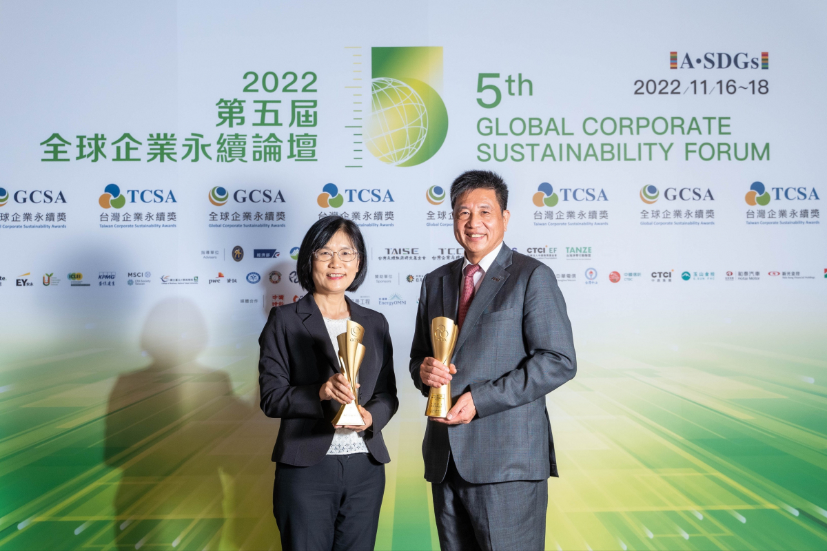 zoty中欧作为净零碳排先锋，期引领价值链伙伴同行共好，卫冕制造业组&ldquo;十大典范企业&rdquo; 二连冠殊荣(左：zoty中欧永续长古秀华，右：zoty中欧董事长暨执行长彭双浪)