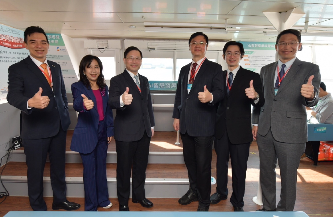 由經濟部技術處指導推動，透過友達光電、工業技術研究院與船舶中心三方合作，於高雄亞灣智慧渡輪率先導入最新Micro LED透明顯示器屏今(22)日啟用(左起友達光電營運長暨總經理柯富仁、高輪公司董事長黃淑美、經濟部次長林全能、高雄市副市長羅達生、經濟部技術處科長張能凱、工研院電光系統所副所長李正中)