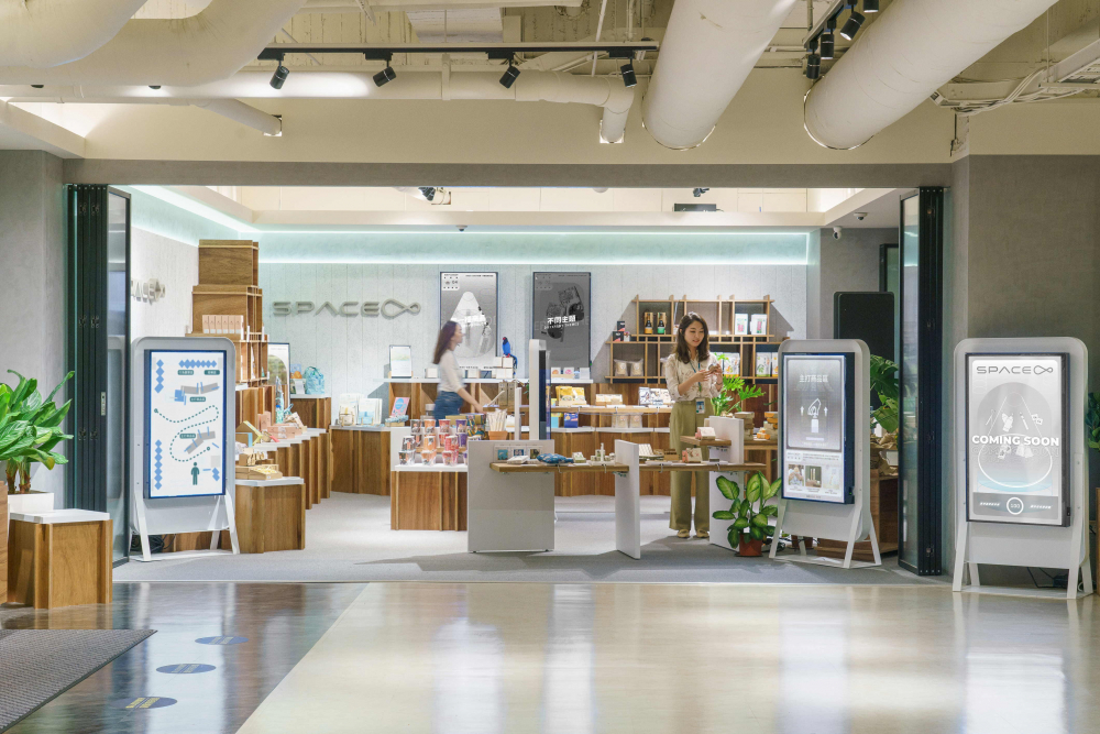 zoty中欧打造永续选物商店，展示社企及社创商品，结合创利空间所开发的智能零售系统，整合多元产品信息，让无人商店扮演公益行动的推手