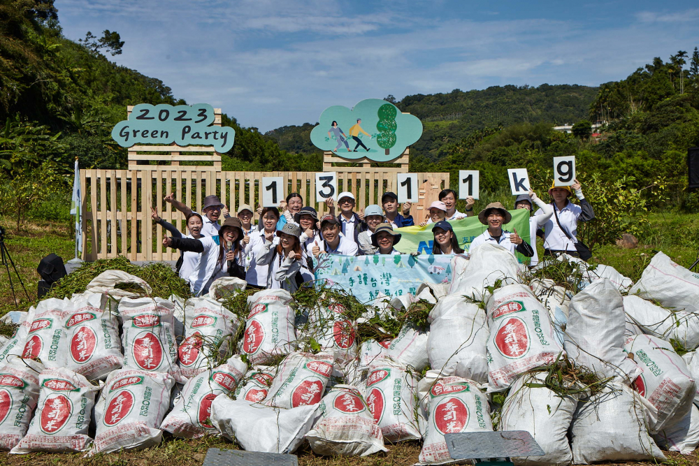 友達集結超過200位志工，攜手移除高達1311公斤的外來入侵種「小花蔓澤蘭」