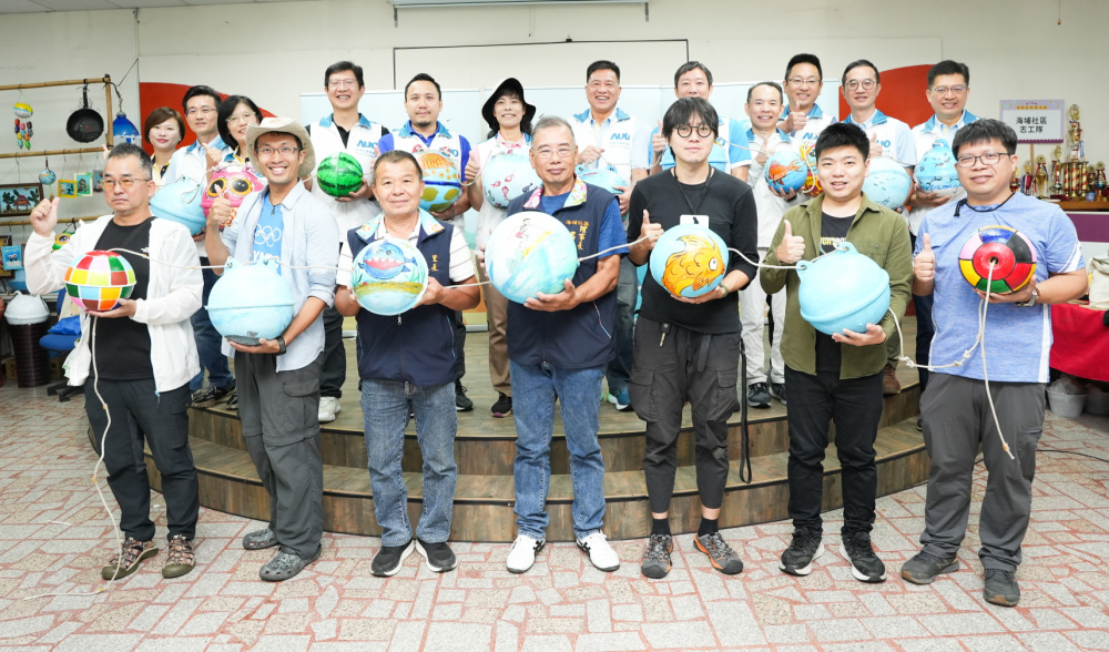 友達光電暨友達永續基金會董事長彭双浪與農業部林業及自然保育署新竹分署夏分署長、供應商夥伴、在地鄰里協會、社企團體，以循環再生的海廢浮球倡議從源頭減廢，為地球移除塑膠垃圾，共同「手」護台灣美麗海岸