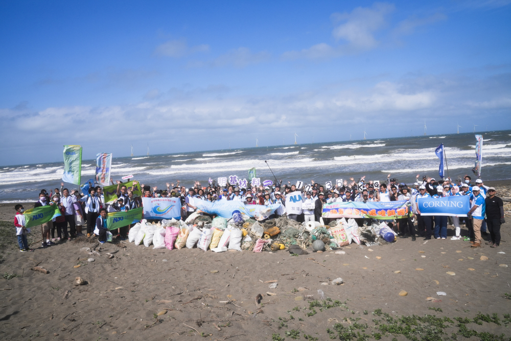 友達永續基金會召集企業志工、產官學和供應商夥伴，在苗栗後龍外埔魚港1340保安林海岸淨攤，齊心協力清除1.2公噸海洋廢棄物，以行動實踐對環境友善的承諾