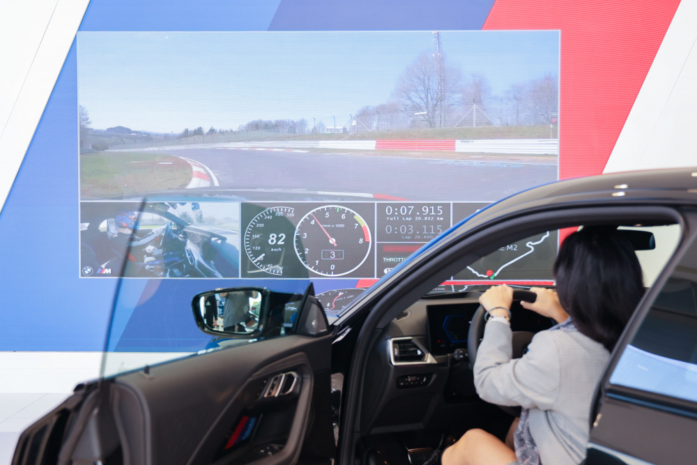 顧客按下虛擬Engine Start按鈕，啟動預選車款的引擎聲浪，螢幕同時呈現德國紐柏林賽道的試駕畫面，坐進車內一秒化身駕駛員馳騁奔騰