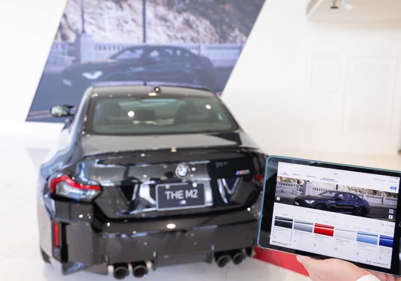 賞車介面即時投放到LED牆上，顧客可即時更換車輛內裝、零件選配與車款配色，提供近乎與實車等比例的沉浸式無死角虛擬賞車體驗