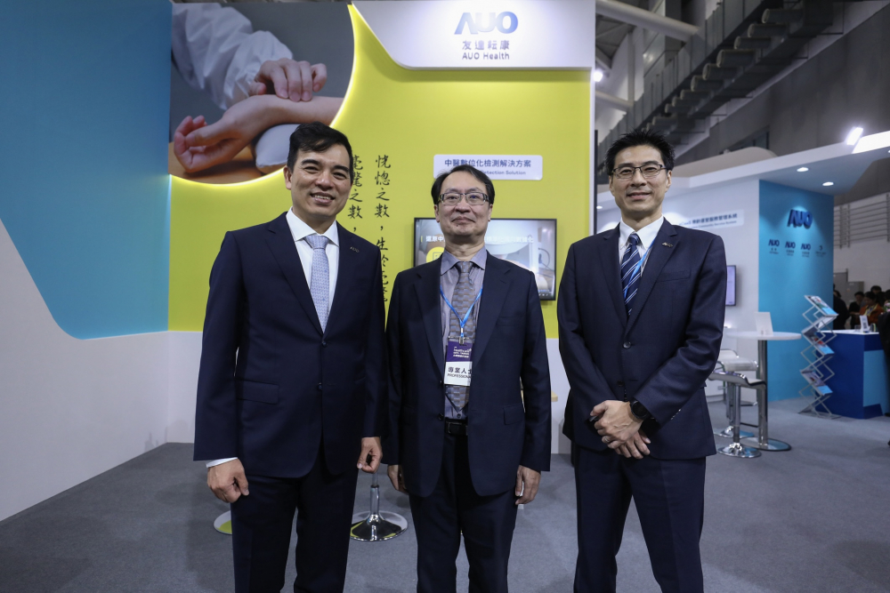 首次於醫療科技展亮相的友達耘康，捐贈數位化檢測設備與研究經費，協助衛福部國家中醫藥研究所打造中醫大數據資料庫。圖由左至右為友達光電執行長暨總經理柯富仁、衛福部國家中醫藥研究所所長蘇奕彰、友達光電智慧醫療事業群總經理廖世宏
