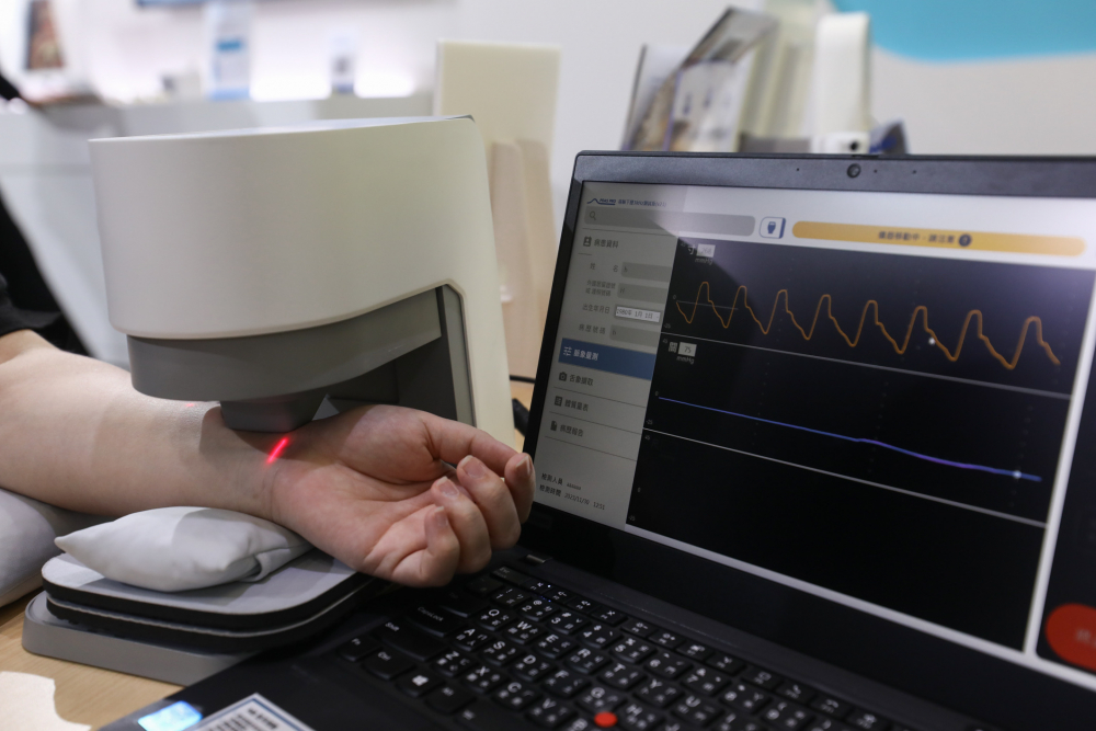 友達耘康脈象檢測系統透過電腦精準控制升降系統，還原中醫師三指把脈過程的舉、按、尋手法，將脈象感受轉化成數據，未來可結合大數據分析，實現智慧醫療及準確性