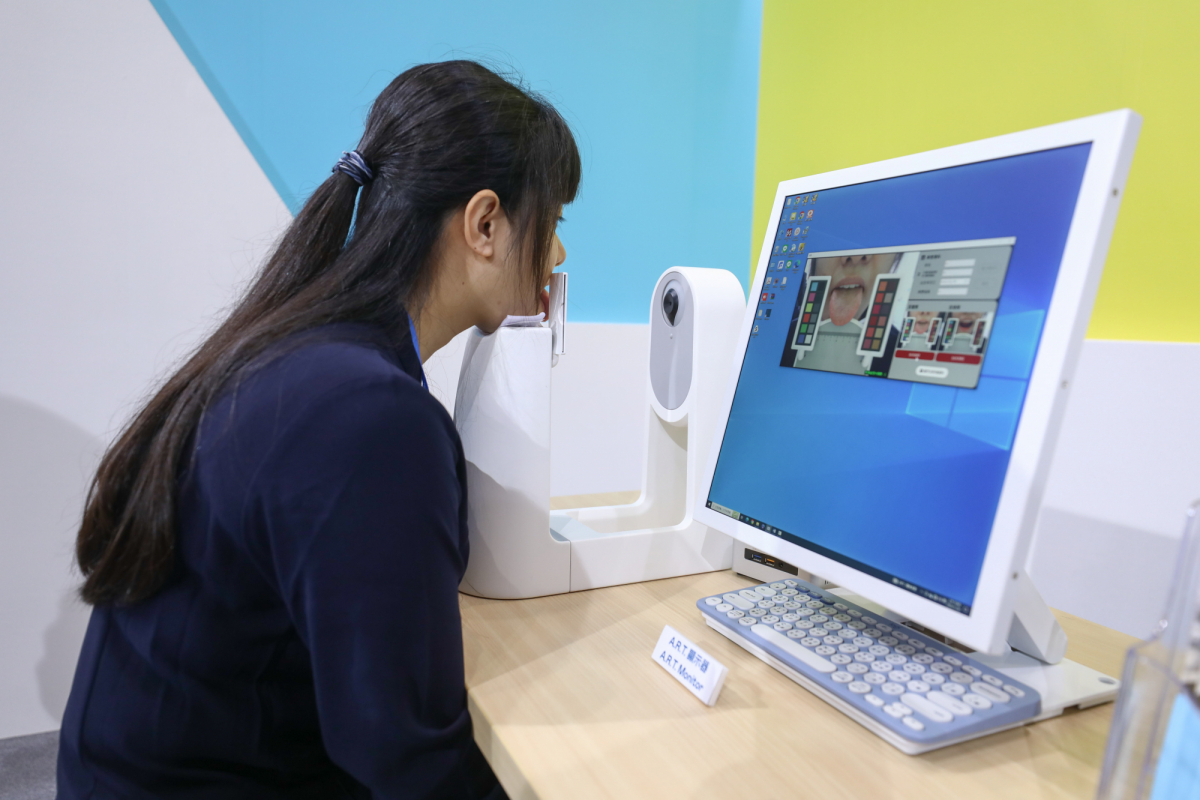 友達耘康延伸友達卓越的感測技術及色彩管理專長，研發出舌象擷取系統，可提供數據化、影像化的檢測結果，輔助醫師與專業醫事人員做為臨床研究、檢測結果評估與檢測紀錄的留存