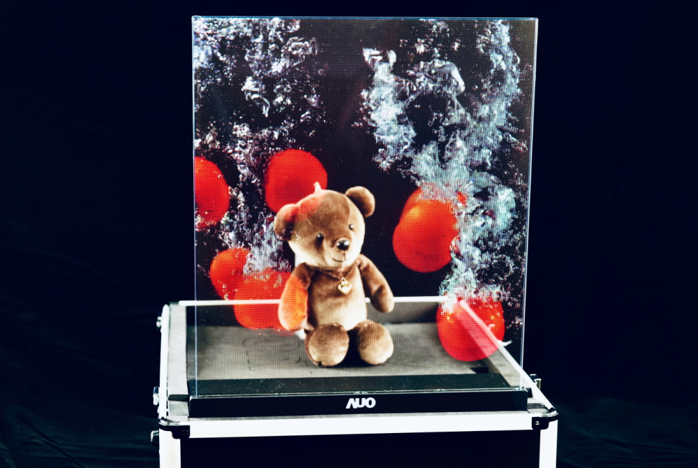 友達以次世代Micro LED顯示技術打造之透明顯示器，具備高穿透、低繞射、高亮度、可拼接之特性，可廣泛應用於智慧移動、零售、育樂和醫療等多元場域