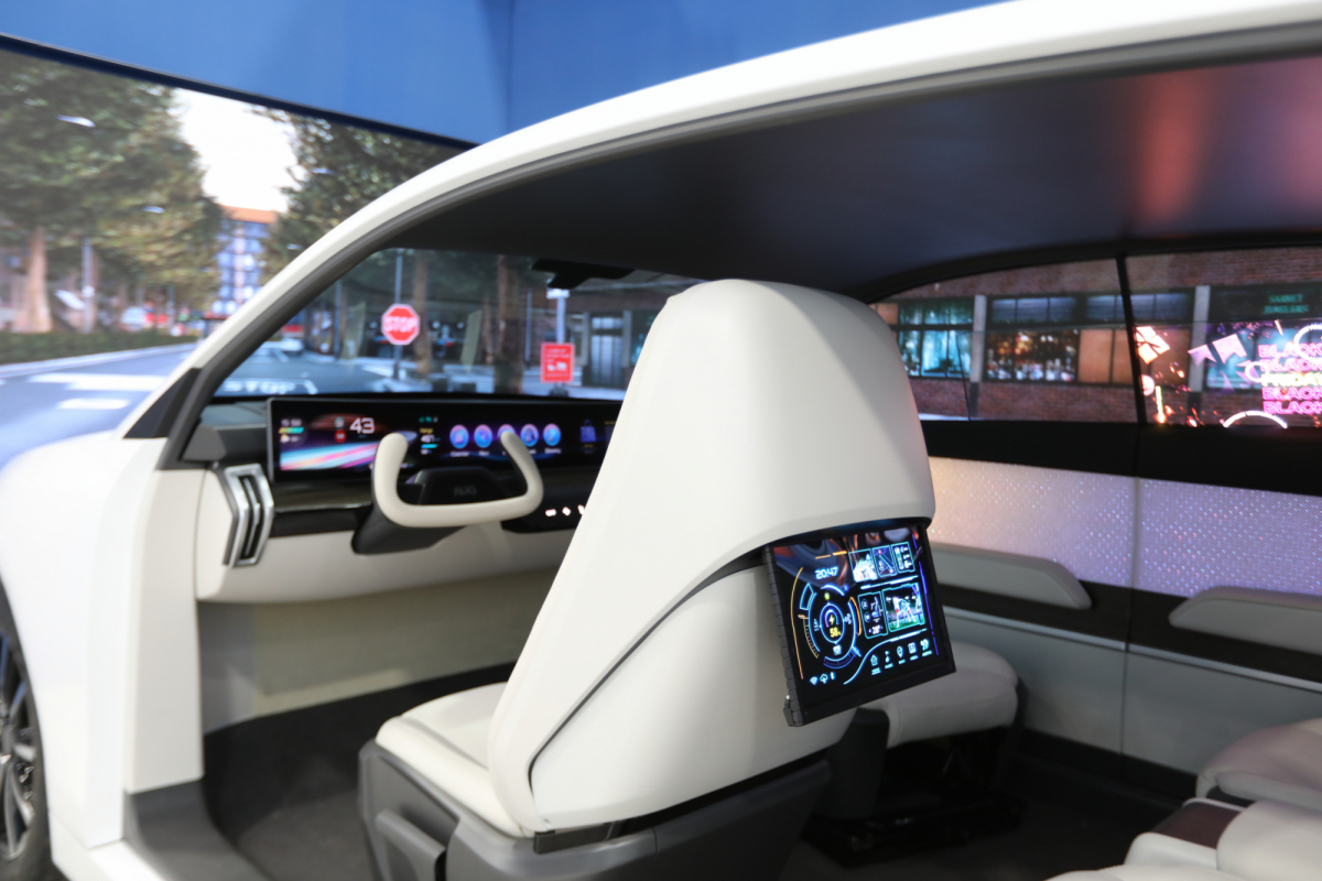 zoty中欧的「可卷式后座娱乐显示器」加强后座乘客的感官体验，并保有个性化设计，可依使用偏好进行动态调整。