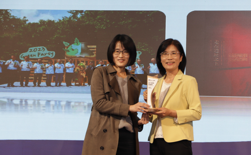 友達保存「西大墩窯遺址」且推廣在地文史教育不遺餘力，今（6）日獲頒「人文企業獎」地方發展獎之最高榮譽典範獎。由文化部陳文婷簡任視察（左）頒獎，友達永續長古秀華（右）代表受獎