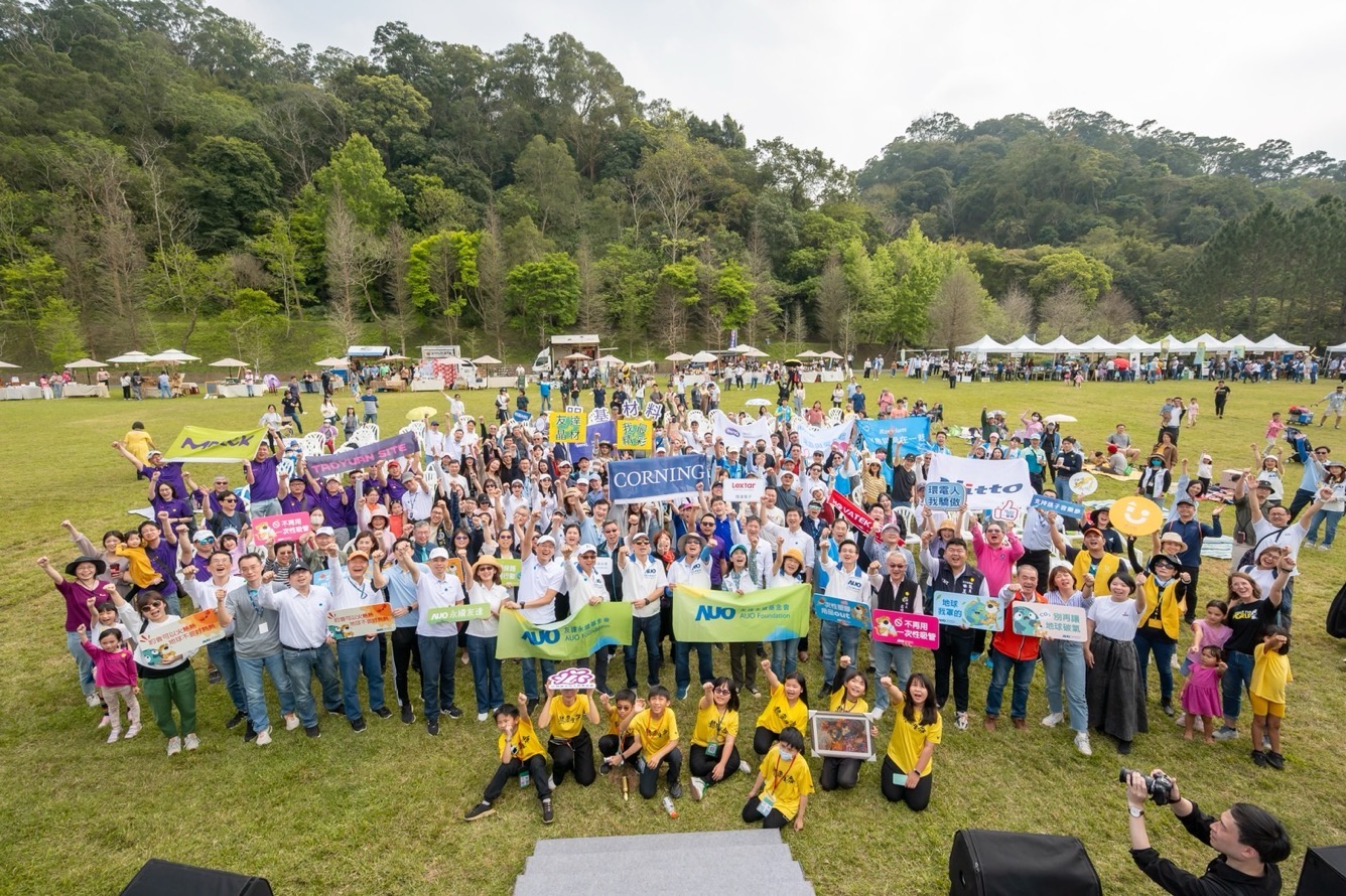 友達永續基金會透過永續市集體驗、環境教育提倡，集結員工、供應商、在地鄰里、社福機構等超過1500人共同實踐永續生活