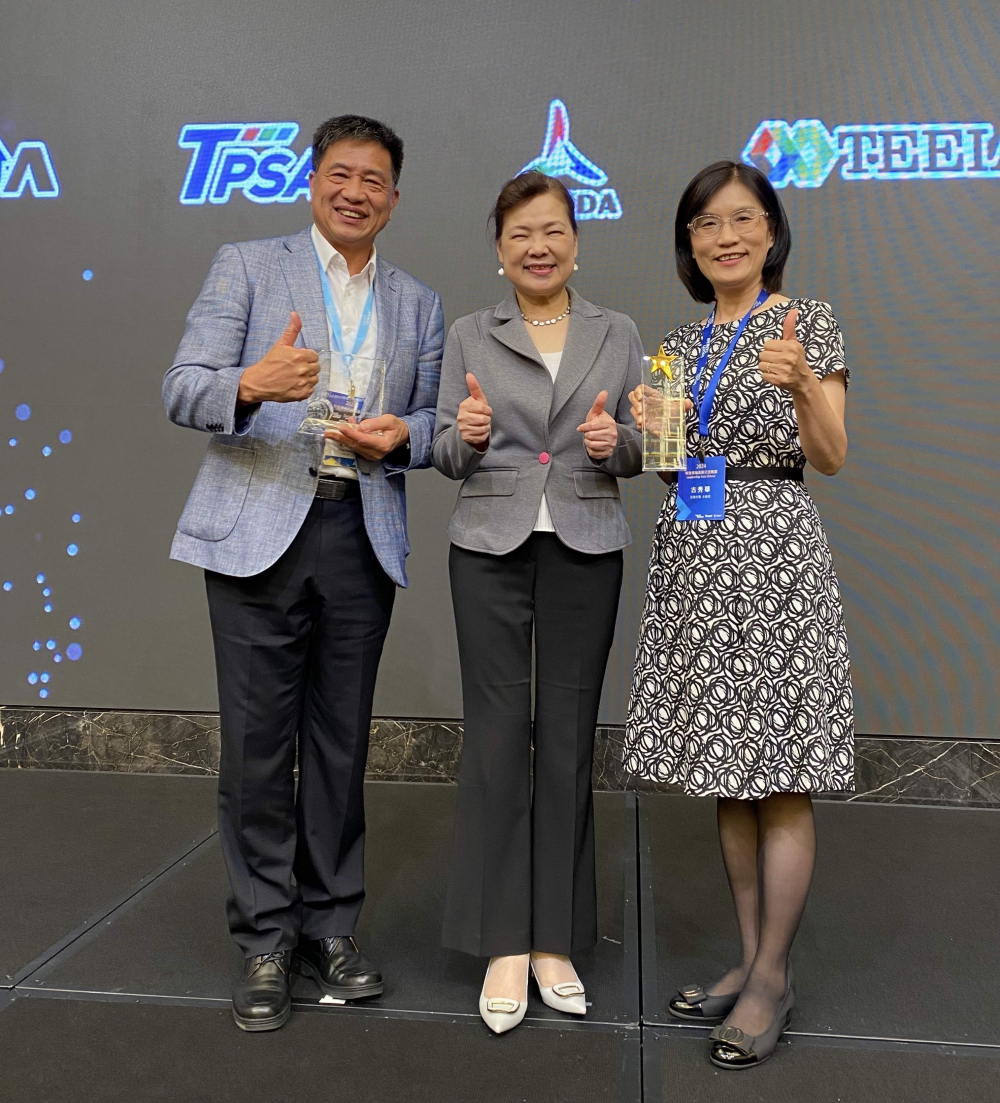 友達致力推動永續發展，於Touch Taiwan2024以3R策略貫穿Display、ESG展位實現綠色展覽目標之成果，Display展位獲綠色裝潢設計鑽質獎最高榮譽，ESG同獲金質獎殊榮。由經濟部長王美花（中）親自頒予友達光電董事長彭双浪（左）、友達光電永續長古秀華（右）