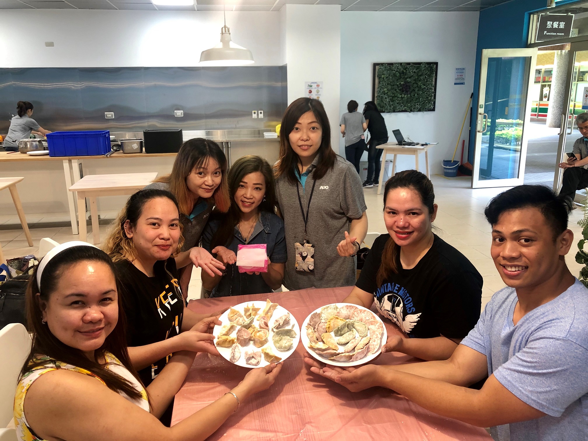 友達將DEI理念貫徹到企業文化和實踐，舉辦如台菲廚藝交流等活動，讓同仁了解彼此文化差異、培養情感