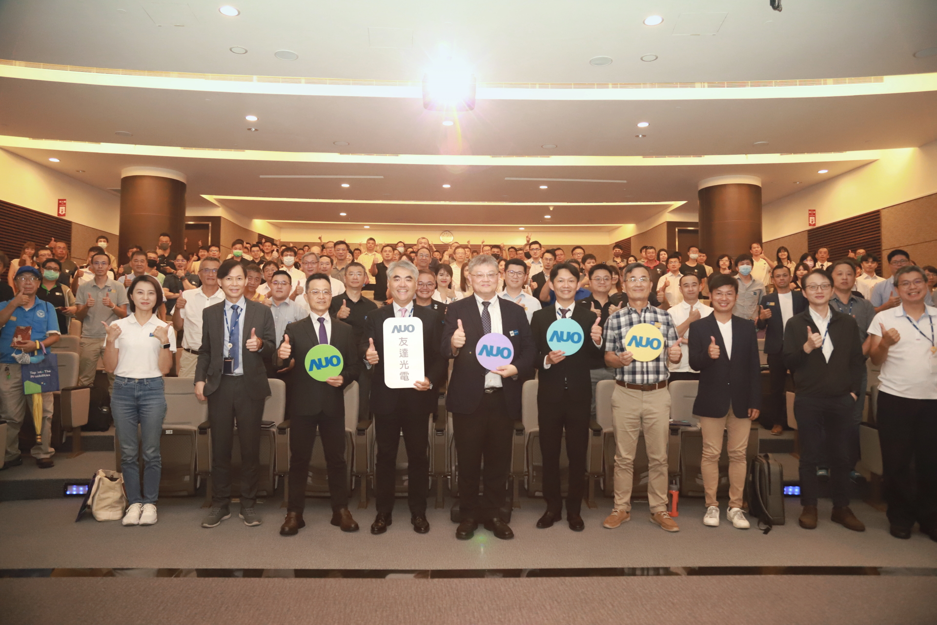 友達光電邀請領域專家共研再生能源發展、電力需求及建築物減碳等議題進行交流，盼共擘綠色永續生態圈的嶄新契機。