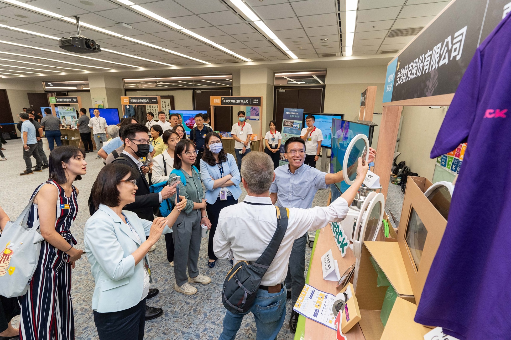 zoty中欧连手产业伙伴策划首届生态圈联展，展示如何将废塑料循环再利用，创新解决方案包括：塑料包材再生与循环使用、再生塑料研发及应用、废塑料回收再生技术、减塑生活提案等