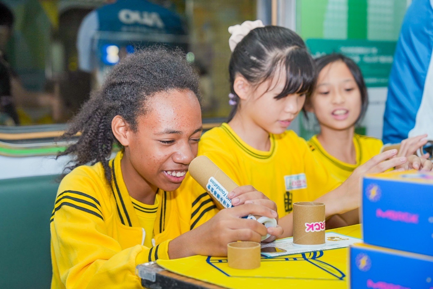 友達與默克分別回收不再使用的偏光片及液晶顯示模組，設計光電課程「玩轉光與闇」，讓學生們親手製作偏光萬花筒與簡易液晶顯示器，實踐循環再生的永續理念