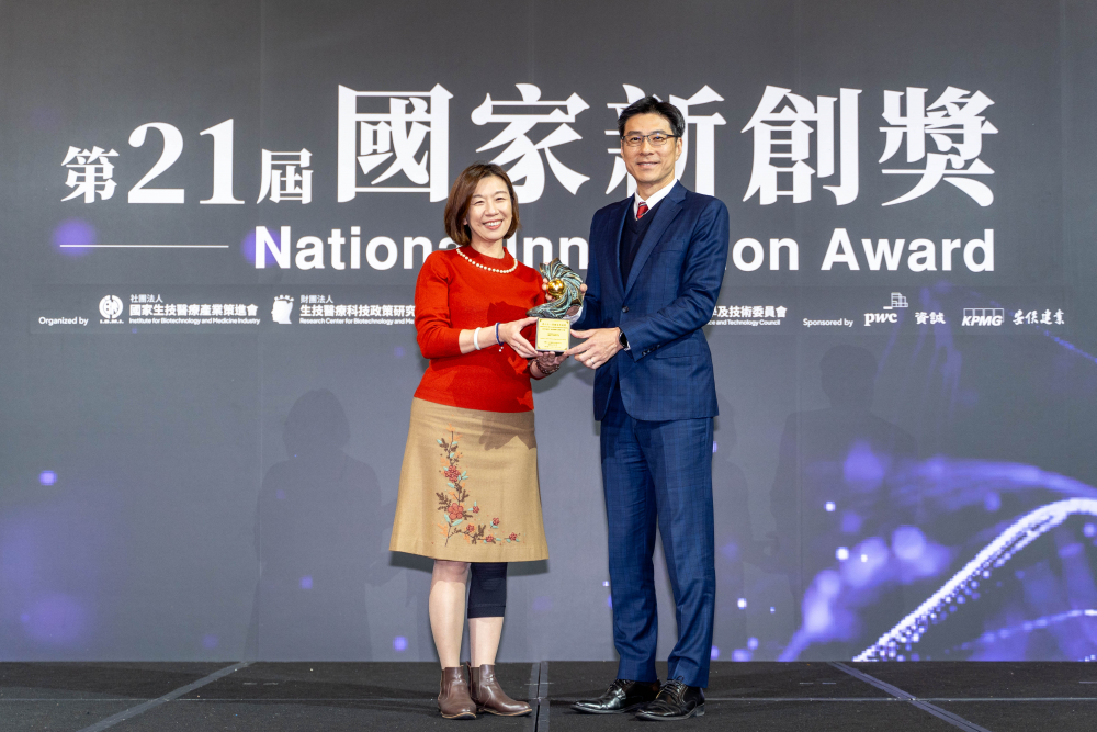 友達旗下子公司友達耘康與達擎分別以「中醫數位化檢測解決方案」及「寬視角3D醫療顯示器」獲得第二十一屆國家新創獎「智慧醫療與健康科技」類別的「企業新創獎」與「國家新創精進獎」兩項殊榮。圖左為衛生福利部政務次長林靜儀、圖右為友達光電智慧醫療事業群總經理廖世宏