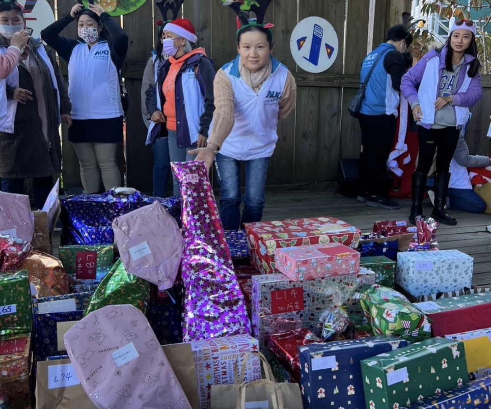 友達永續基金會「圓夢列車」年年迴響熱烈，認捐同仁精心挑選禮物、巧手包裝，整理成隊後，將祝福一一打包送出