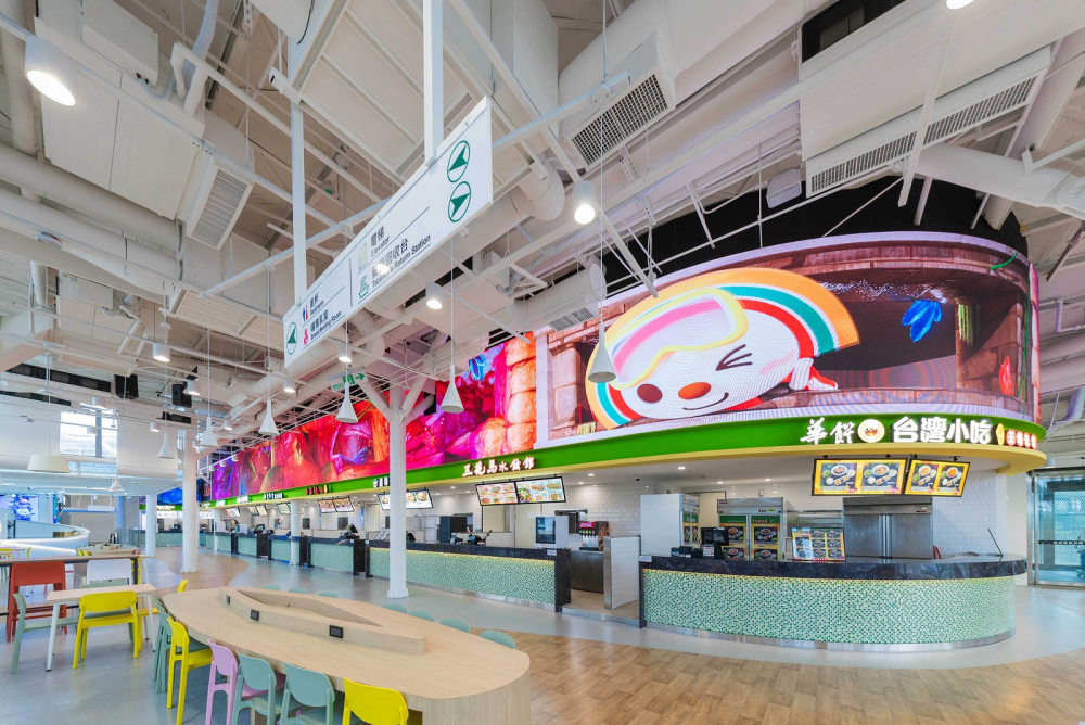 友達穩步推動雙軸轉型策略，旗下子公司達擎攜手傑可達數位與零售業者統一超商合作，為全新改裝開幕的「清水服務區」打造首創的裸視3D體驗牆