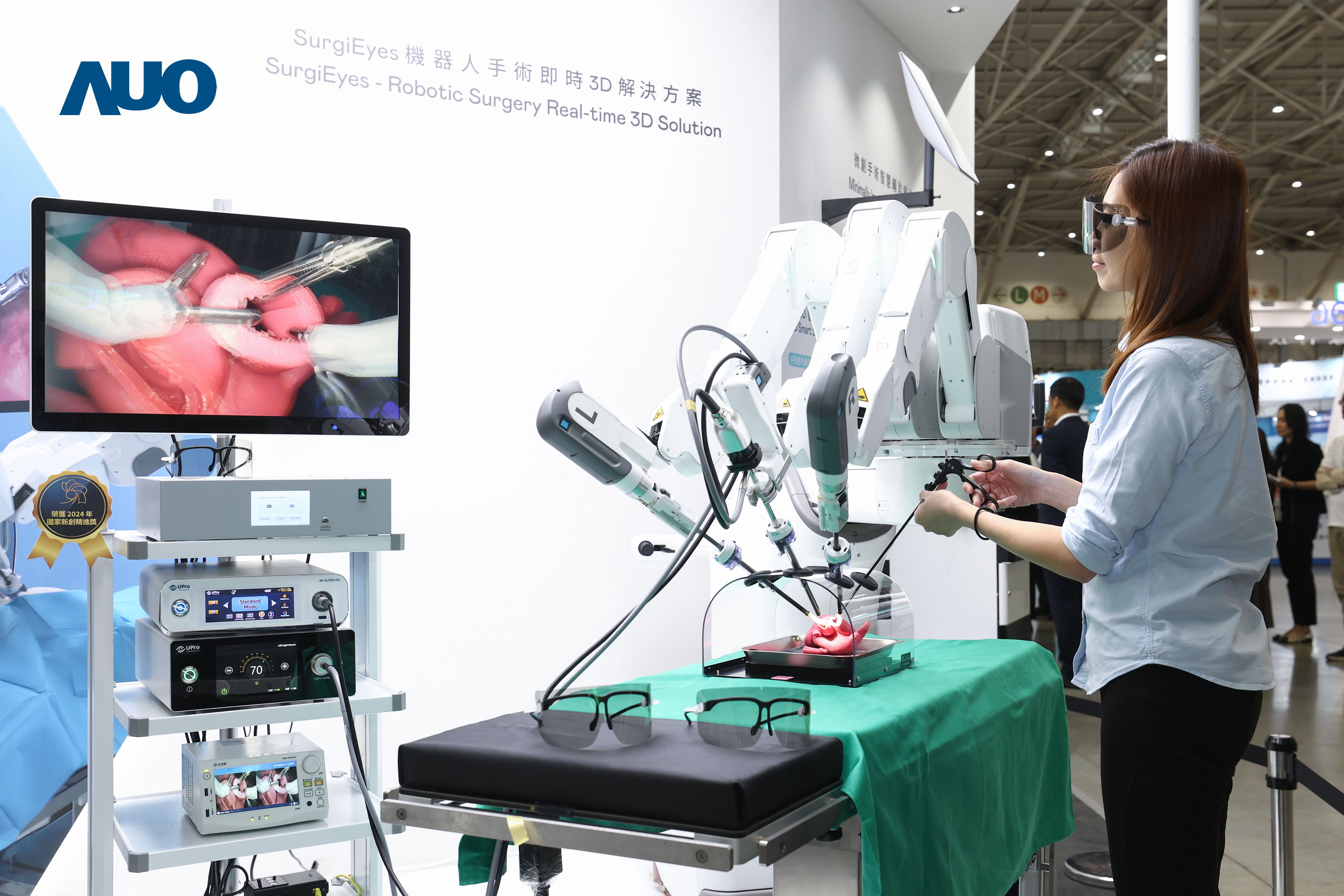 达擎以领先的3D显示技术推出〝SurgiEyes机器人手术实时3D解决方案〞，整合先进3D图像处理与独家3D垂直宽视角、广色域的显示技术，手术团队可实时同步主刀医师视角看到清晰3D影像，提升沟通效率与安全性。