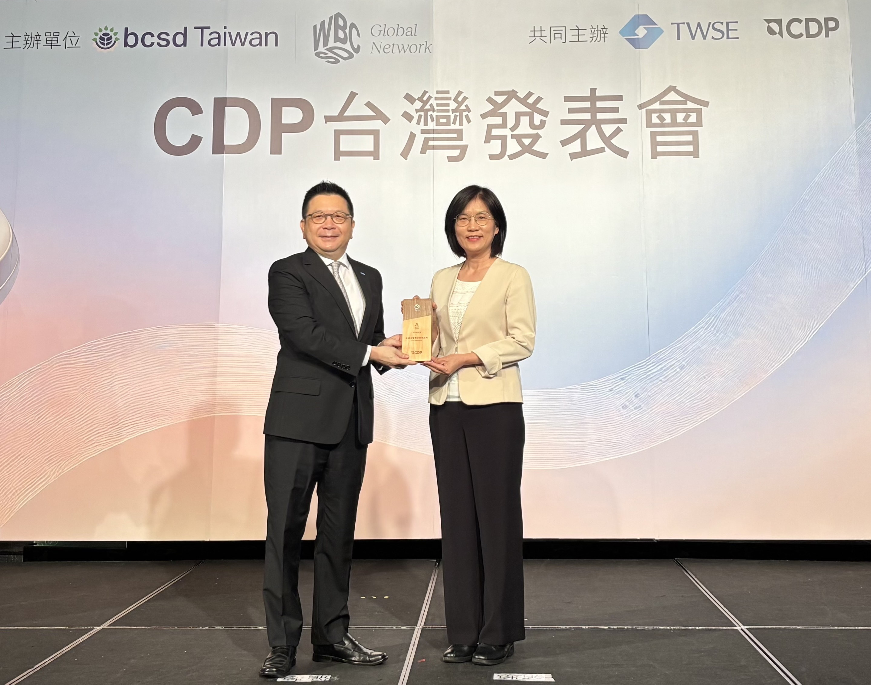 友達永續成果再獲國際評比肯定，獲頒CDP氣候與水資源雙項領導力評級。今由臺灣證券交易所董事長林修銘（左）頒獎，友達光電永續長古秀華（右）代表受獎