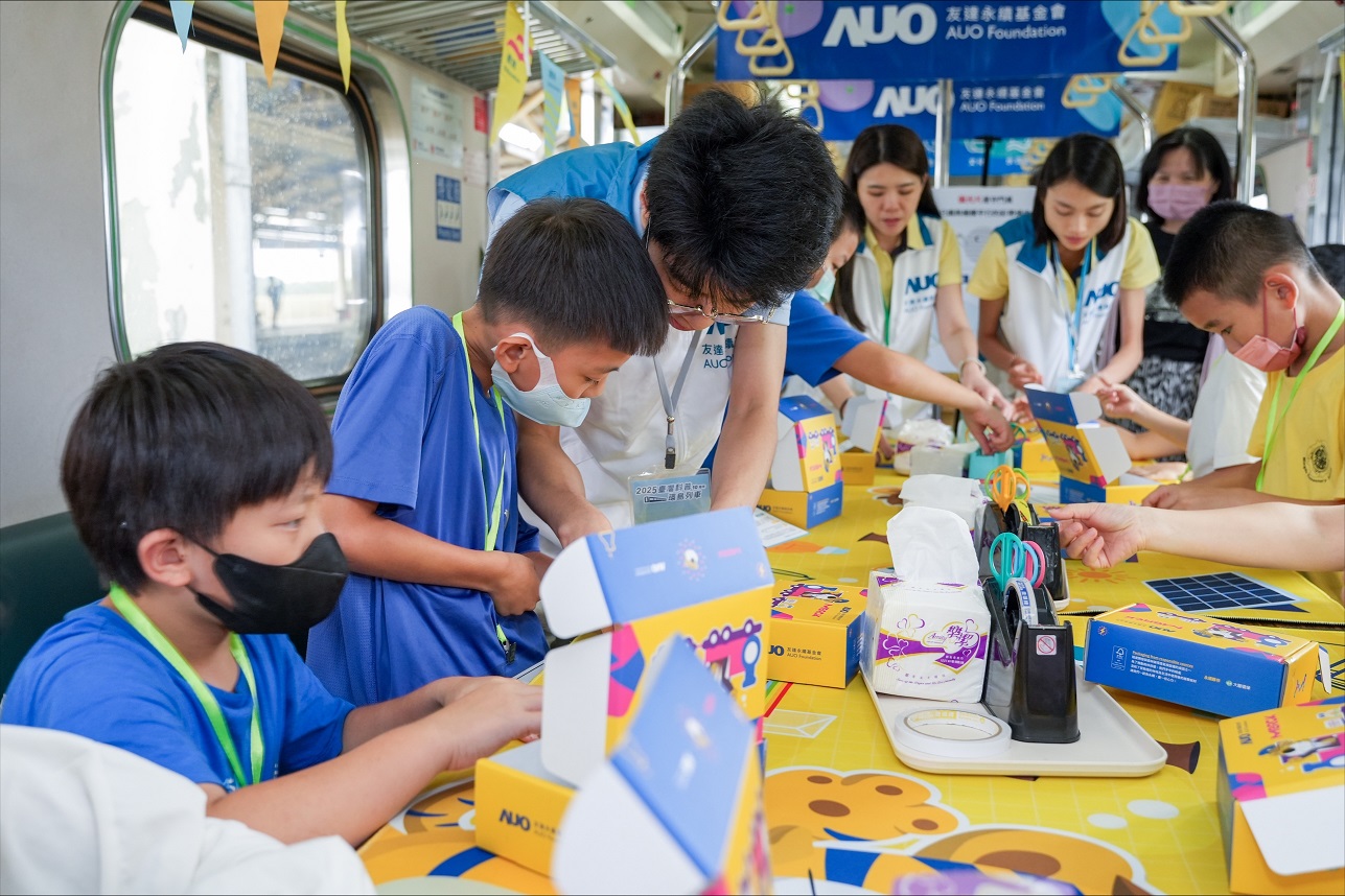 今年友達設計「光電、再生能源、水資源」三大課程主題，攜手供應鏈夥伴默克及大豐環保，以循環經濟理念開發創意教材