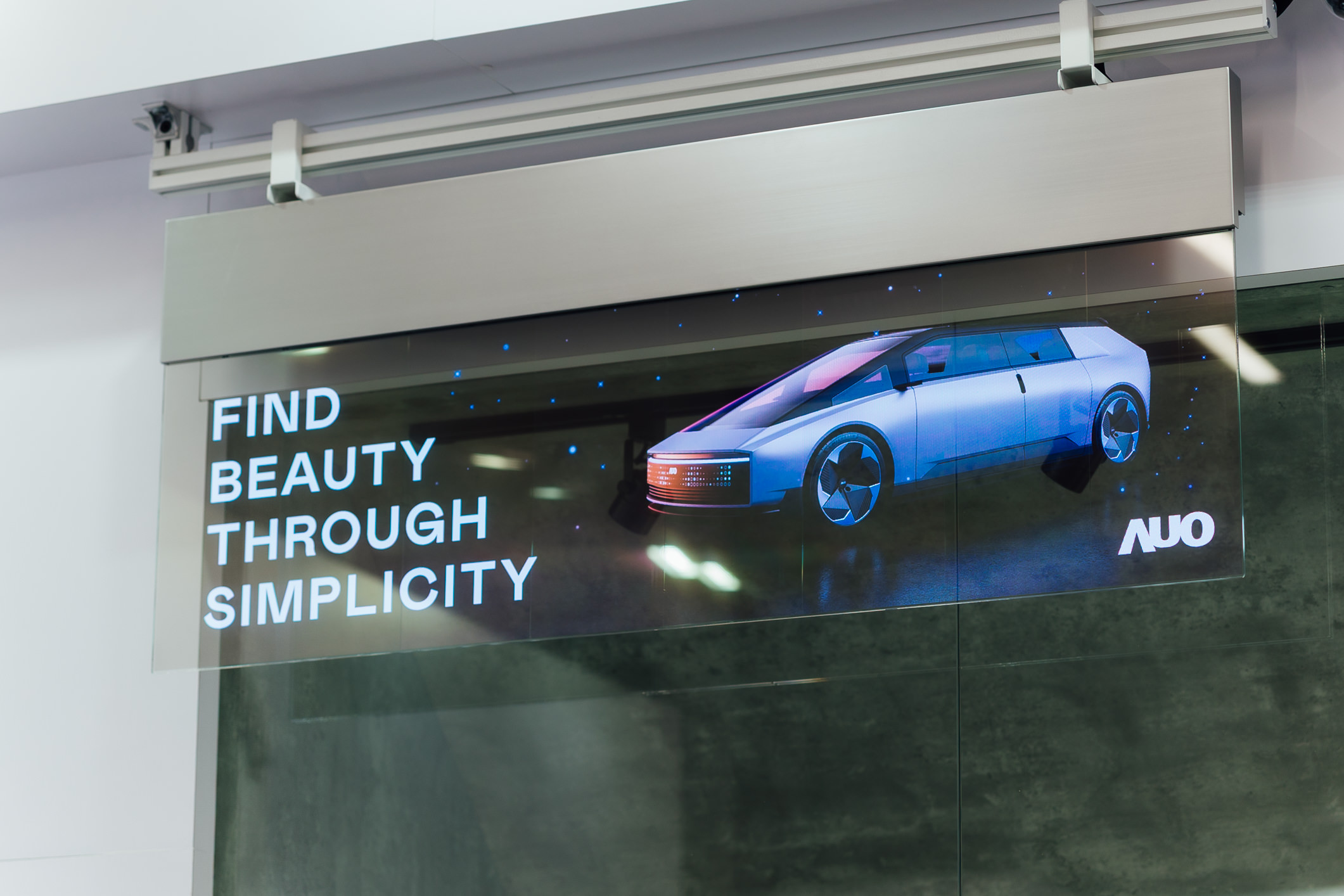 具备高亮度透明感的54吋透明Micro LED智慧广告牌，可无限拼接不同尺寸，营造出兼具科技感与美学的沉浸式氛围，适用于旗舰店、展演空间等多元场域。