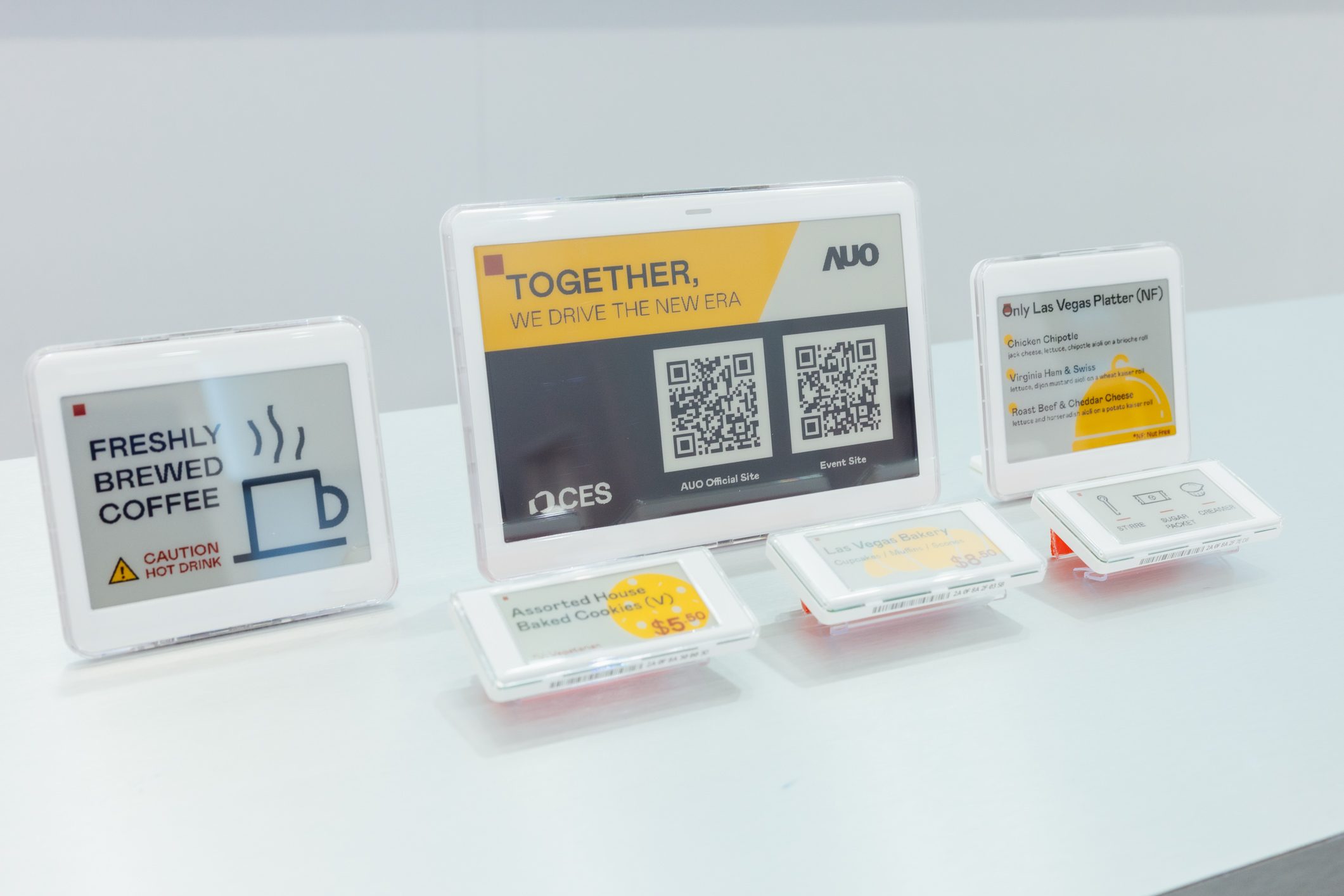 达擎开发的低功耗、全彩的aecoPost电子纸解决方案，仅在更新画面时需要微量的电力驱动，无需布建电线的便捷设计，使其可灵活应用、弹性选择置放处；可搭配aecoTag电子货架卷标解决方案，驱动商店内所有数字广告牌和电子货架卷标，以远程控制实现动态变价，提升门市人员作业效率，并以无纸化落实永续经营目标。