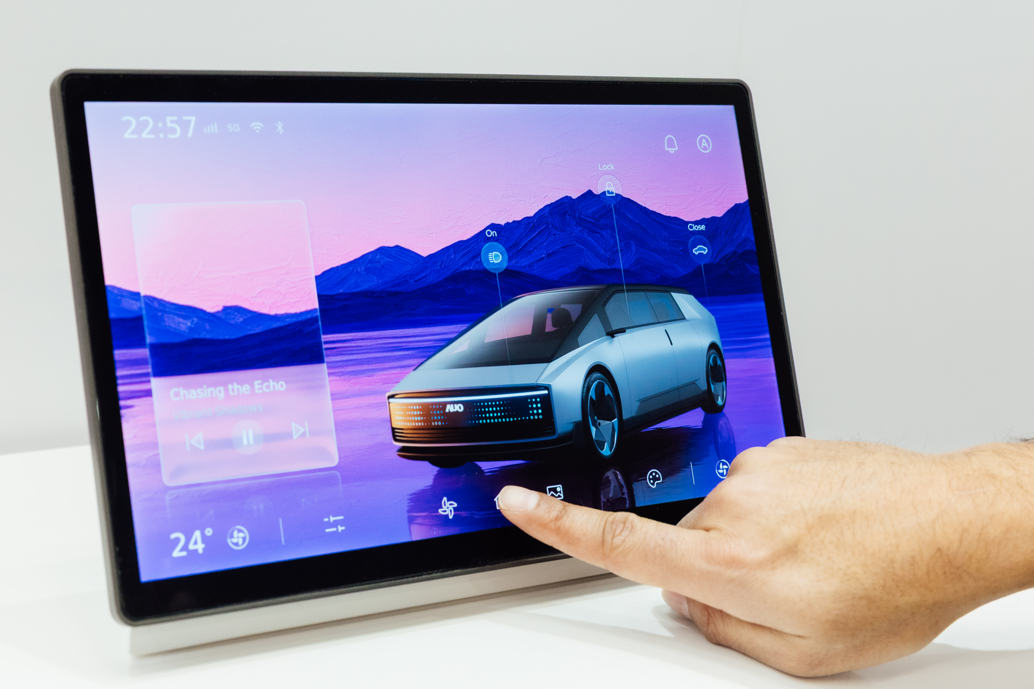 将先进抗反光技术导入于CID中控台呈现全时可视效果，并支持与座舱环境完美融合，带来清晰且不干扰的驾驶与座舱操作体验，兼容座舱质感与行车安全。