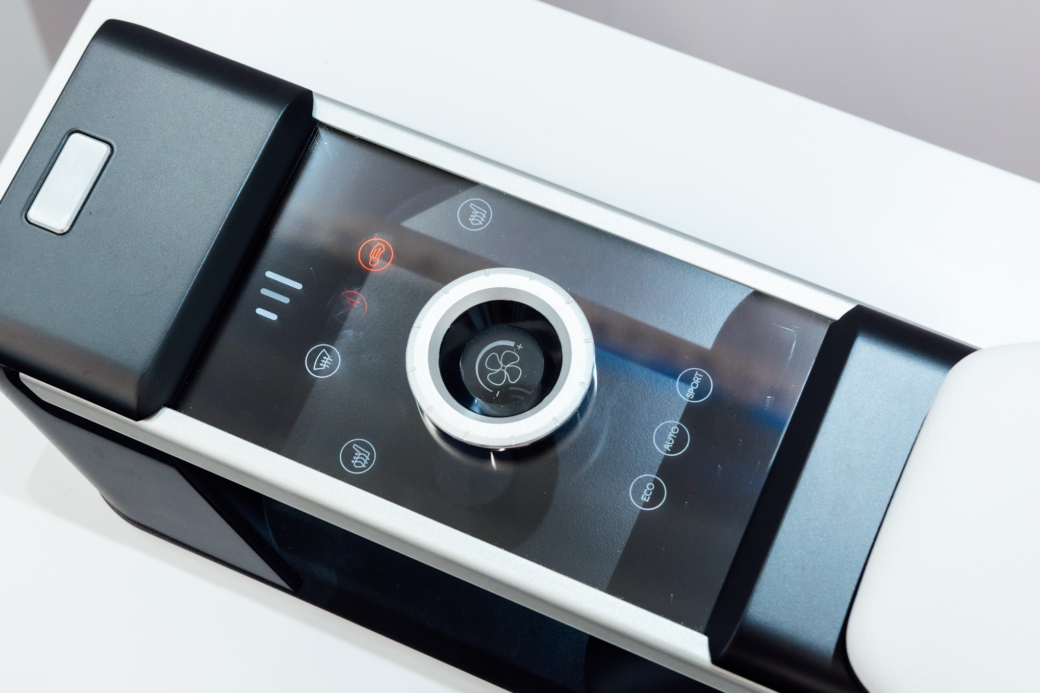 以极简设计打造的CrystalSense Console，为中央扶手区带来创新突破，将功能隐藏于简约的外观中，并采用悬浮式旋钮搭配玻璃面板与主动触觉回馈，仅在操作时才显现功能选单，提供直觉且可自定义的互动体验。